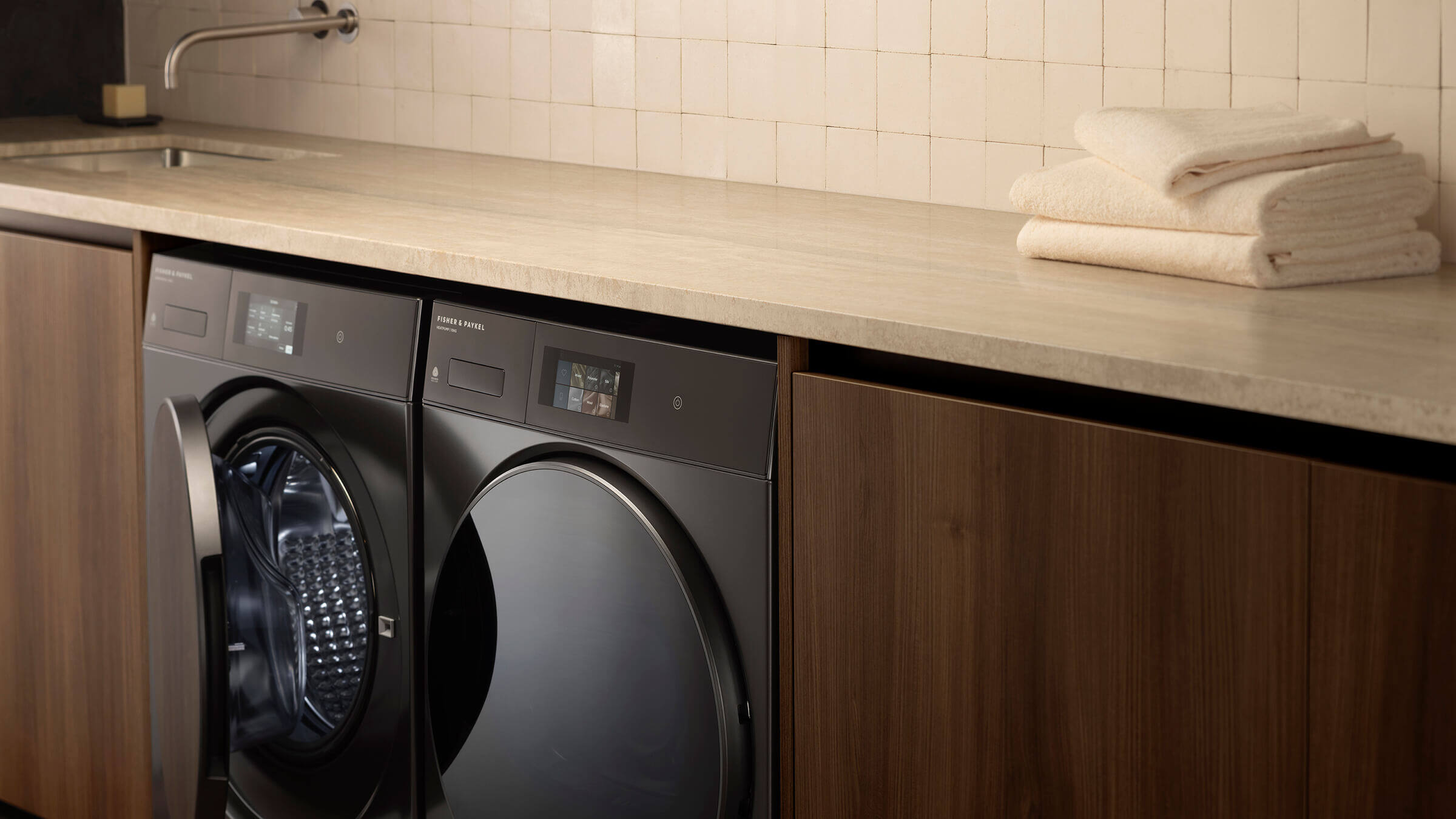 High-resolution TFT display of an appliance showing cycle progress and settings