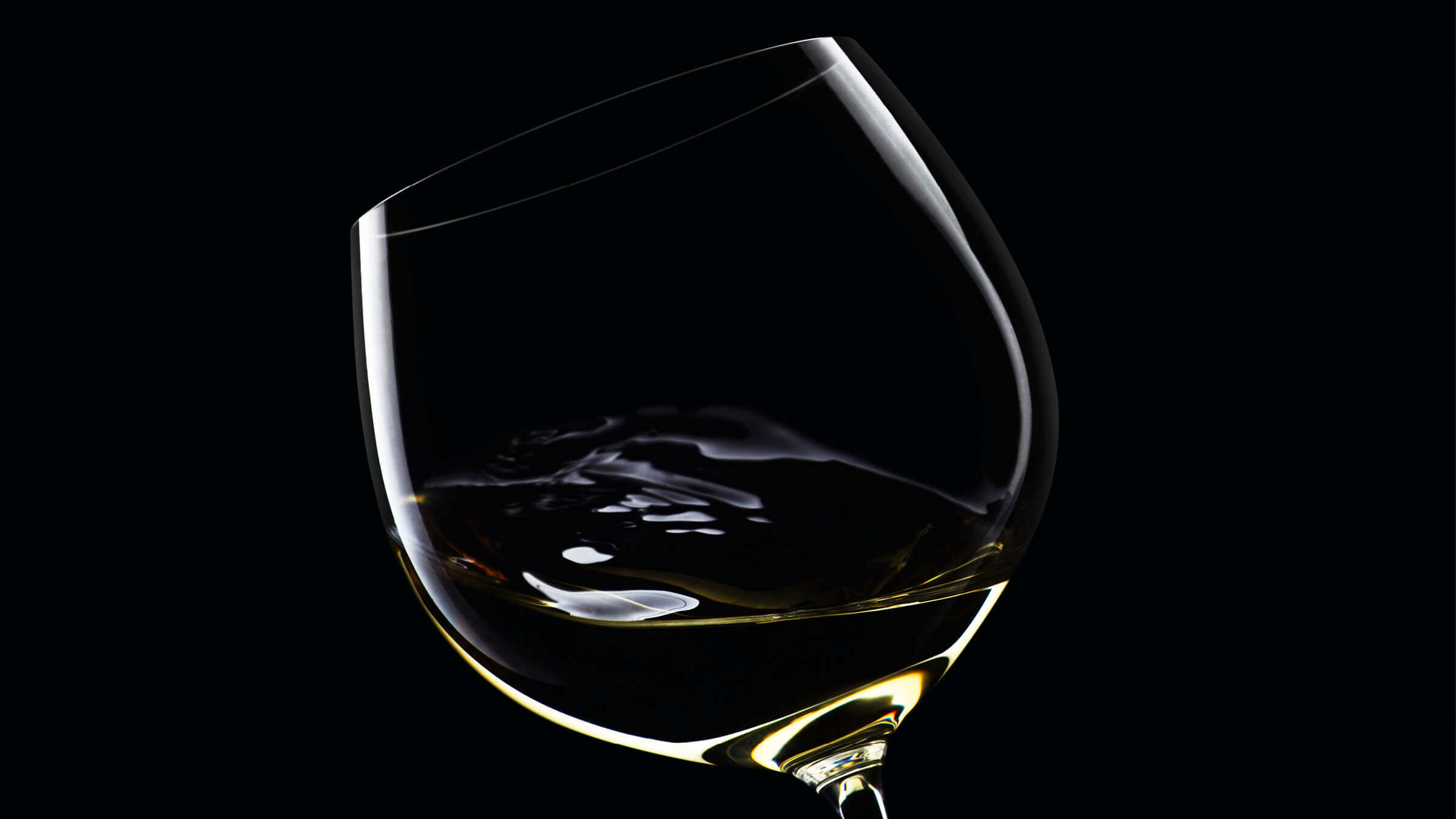 White wine in a glass, illustrating precise chilling