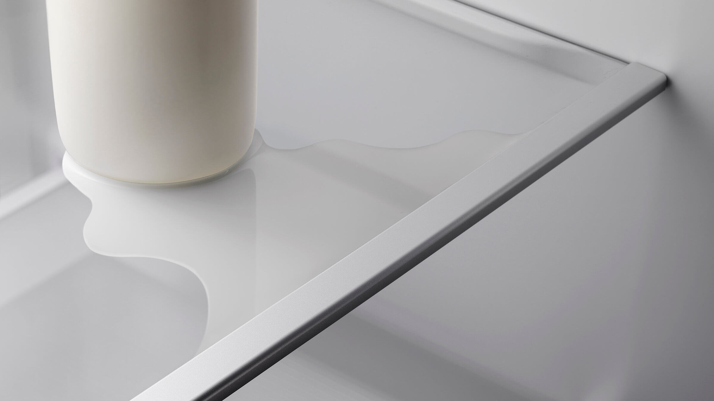 Detail of the spill-safe glass shelves designed for easy maintenance and cleaning