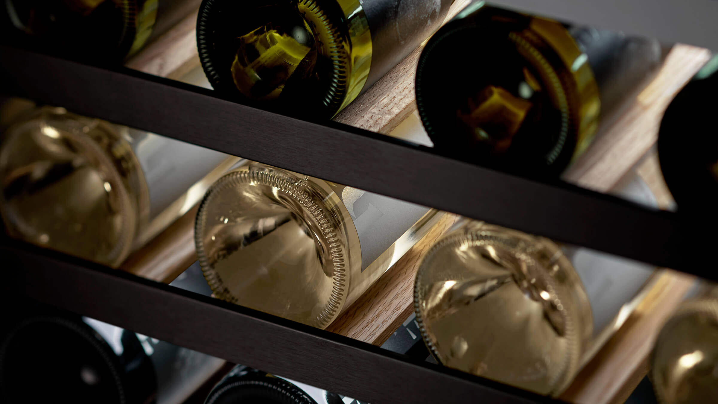 Efficient compressor system reducing power consumption